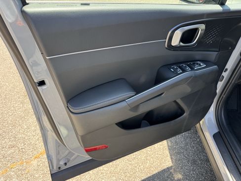 Used 2025 Kia Sorento EX w/ Panoramic Sunroof Package image 10
