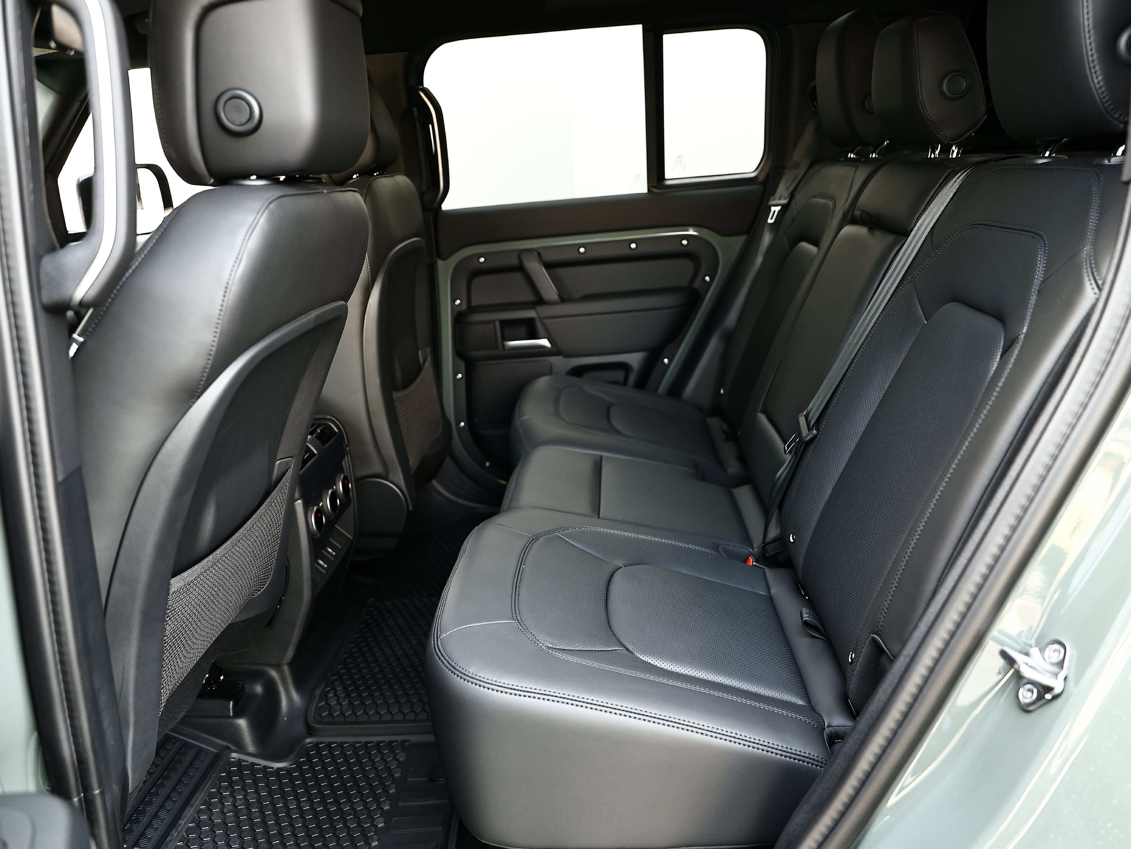New 2026 Land Rover Defender 110 AWD/4WD image 32