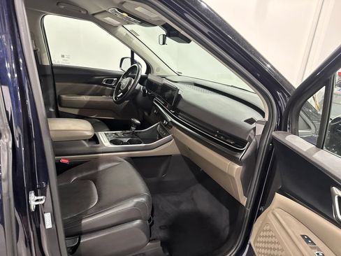 Used 2025 Kia Carnival FWD image 23