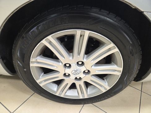 Used 2010 Toyota Avalon Limited image 10