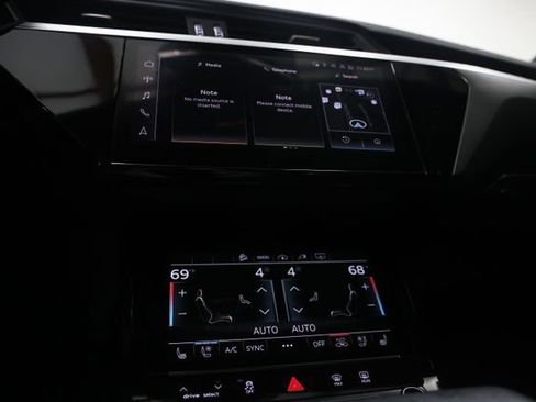 Used 2022 Audi e-tron Premium Plus w/ Premium Plus Package AWD/4WD image 16