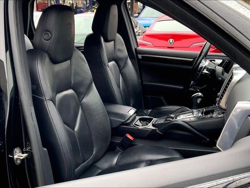 Used 2018 Porsche Cayenne Platinum Edition image 8