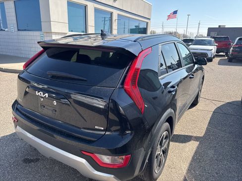 Used 2023 Kia Niro EX image 10