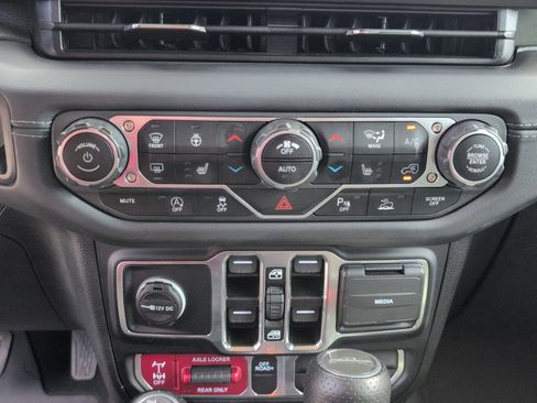 Used 2025 Jeep Gladiator Mojave AWD/4WD image 13