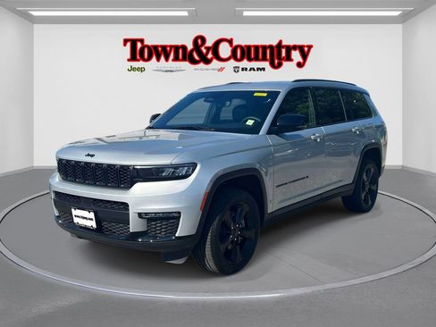 Used 2024 Jeep Grand Cherokee L Limited w/ Black Appearance Package AWD/4WD image 4