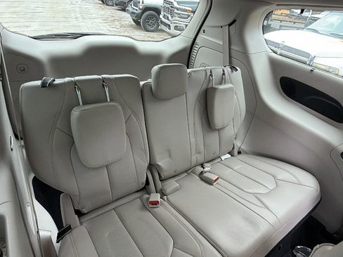 Used 2021 Chrysler Pacifica Touring-L w/ Uconnect Theater Family Group image 21