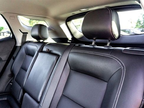 Used 2024 GMC Terrain SLT image 27