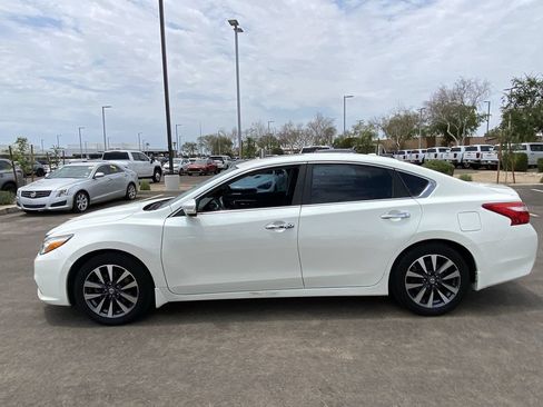 Used 2017 Nissan Altima 2.5 SV w/ Convenience Package FWD image 4