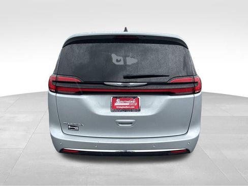Used 2024 Chrysler Pacifica Touring-L image 4