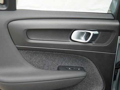 New 2025 Volvo XC40 B5 Plus w/ Protection Package Premier image 18