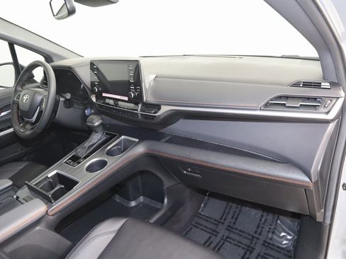 Used 2024 Toyota Sienna XSE image 43