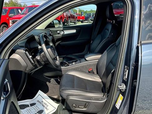 Used 2022 Volvo XC40 T5 Momentum image 10