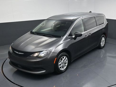 Used 2022 Chrysler Voyager LX image 17