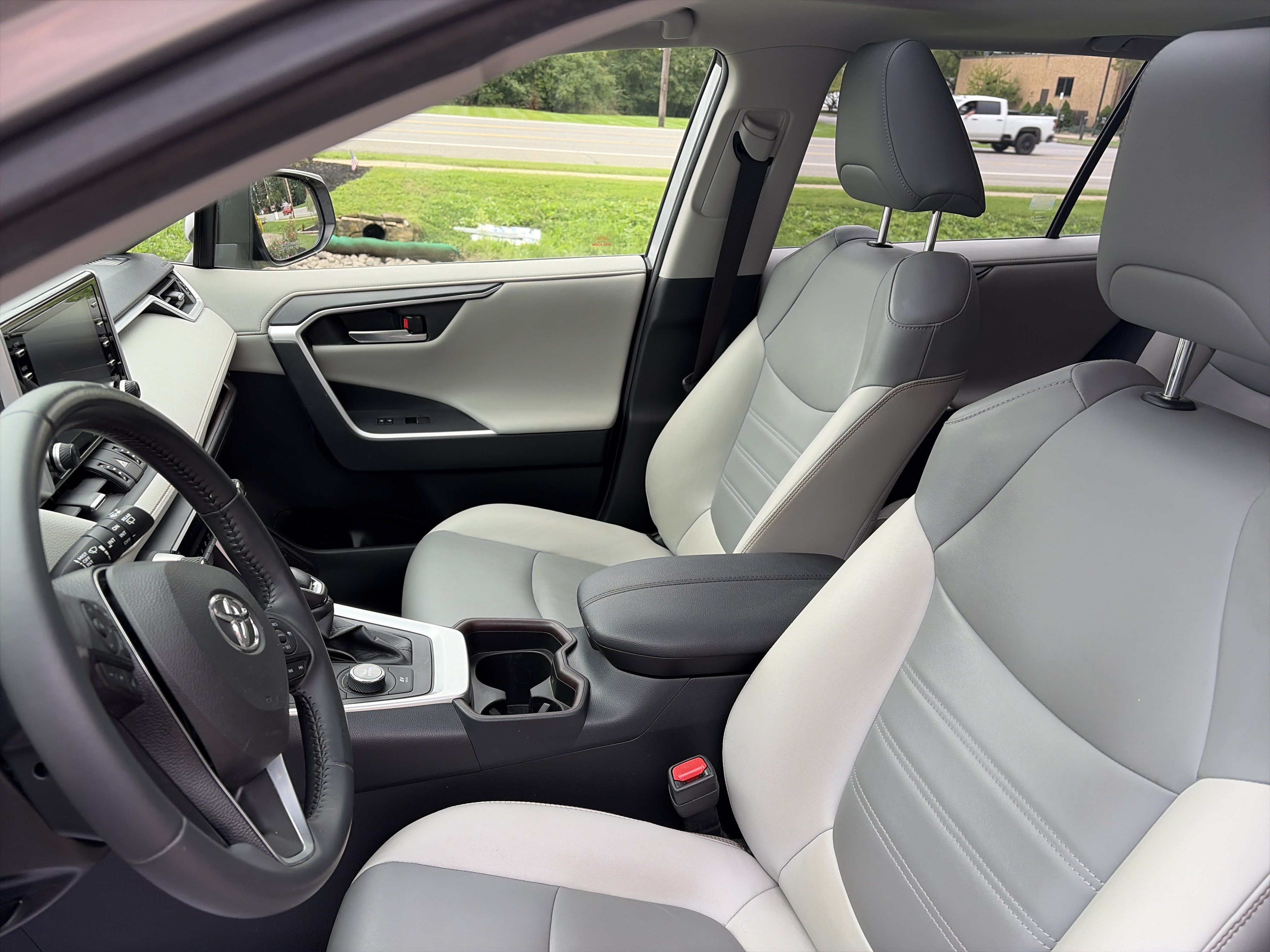 Used 2019 Toyota RAV4 Limited w/ Carpet Mat Package AWD/4WD image 12
