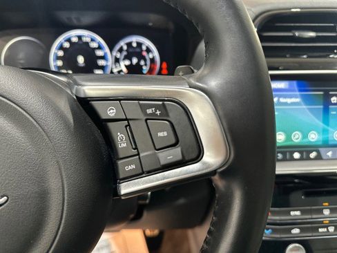 Used 2017 Jaguar F-PACE R-Sport image 31