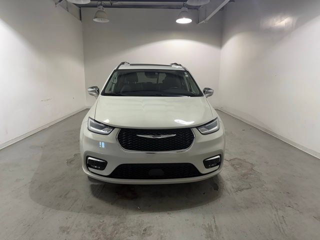 Used 2021 Chrysler Pacifica Limited AWD/4WD image 2