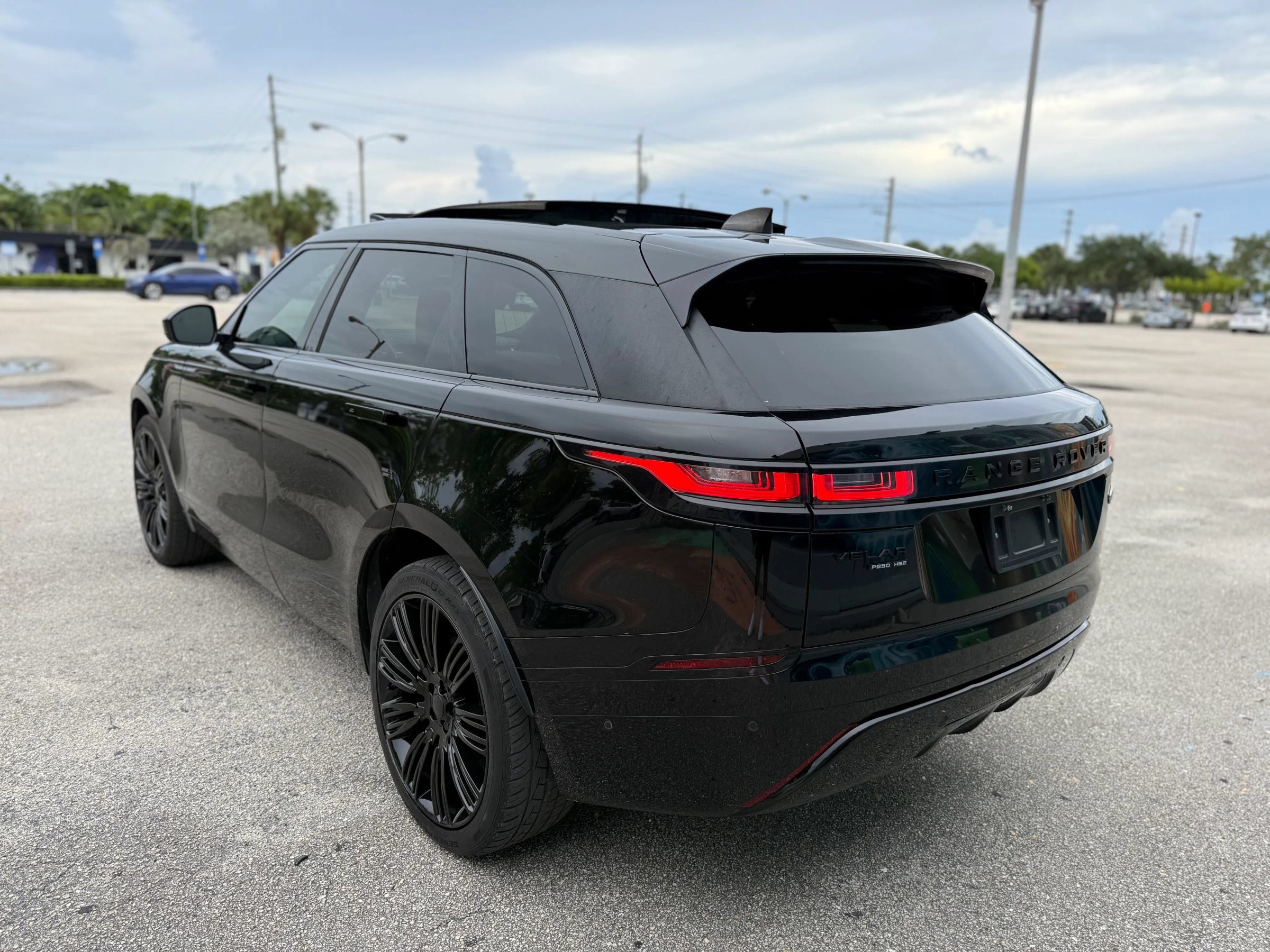 Used 2018 Land Rover Range Rover Velar R-Dynamic HSE AWD/4WD image 7