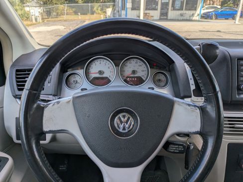 Used 2010 Volkswagen Routan SEL image 22