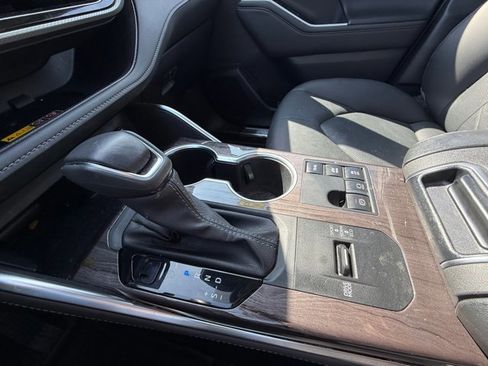 Used 2025 Toyota Highlander Platinum image 24