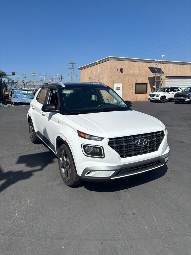 Used 2025 Hyundai Venue Limited FWD image 3