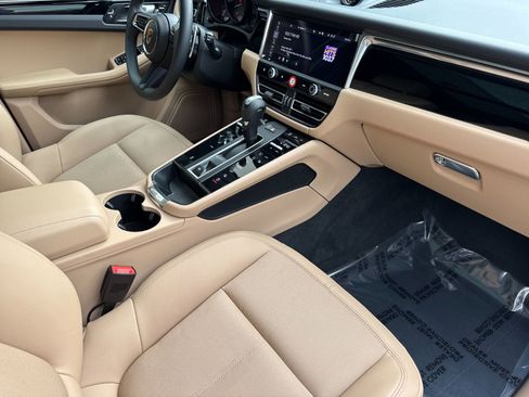 Certified 2025 Porsche Macan image 18