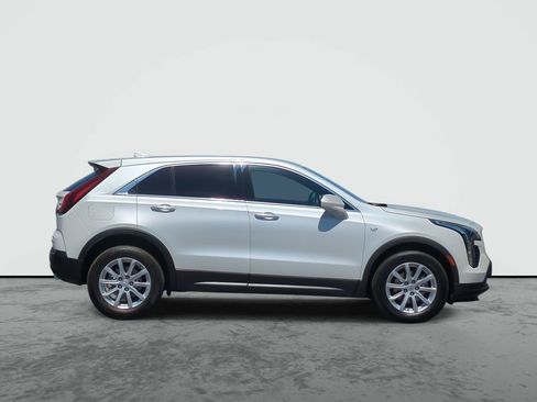 Used 2022 Cadillac XT4 Luxury w/ Cold Weather Package FWD image 9