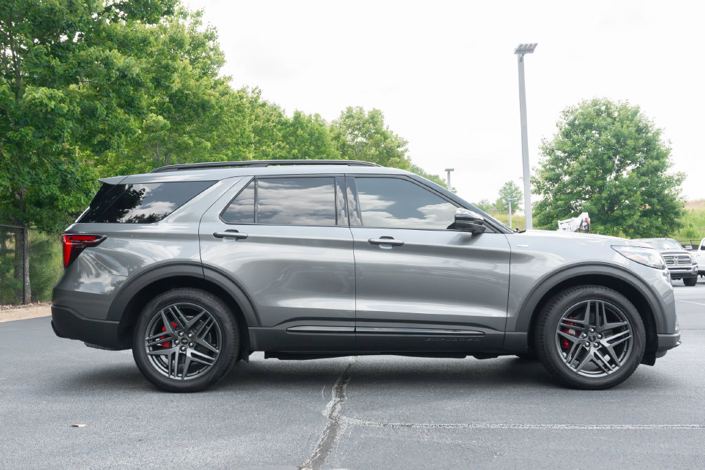 Used 2025 Ford Explorer ST-Line w/ Premium Package RWD image 12