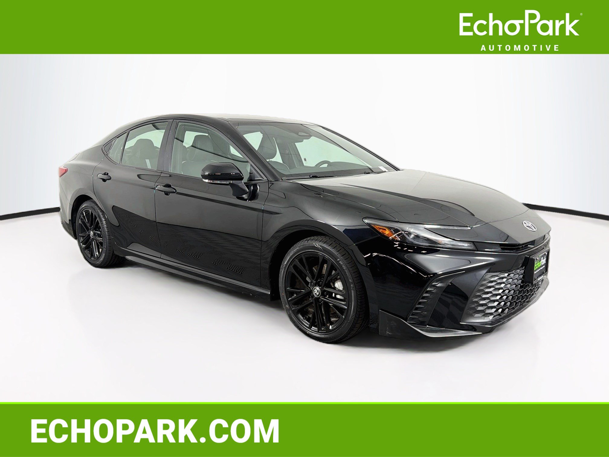 Used 2025 Toyota Camry SE FWD image 1