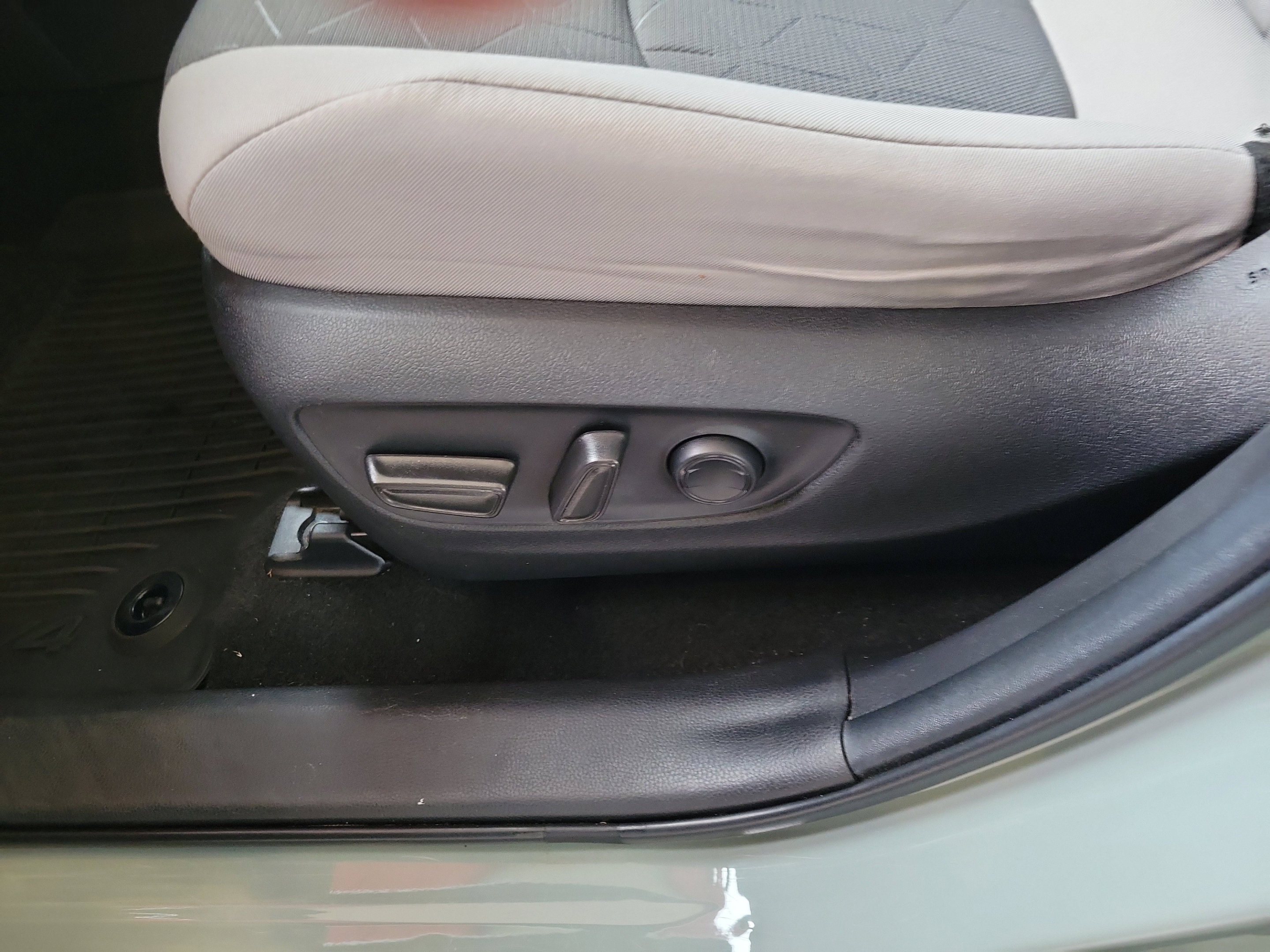 Used 2022 Toyota RAV4 XLE FWD image 7