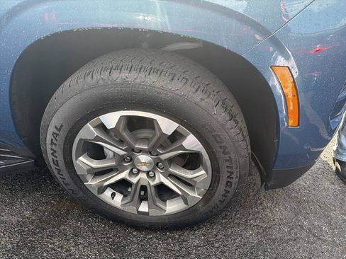 Used 2025 Chevrolet Suburban LT AWD/4WD image 4