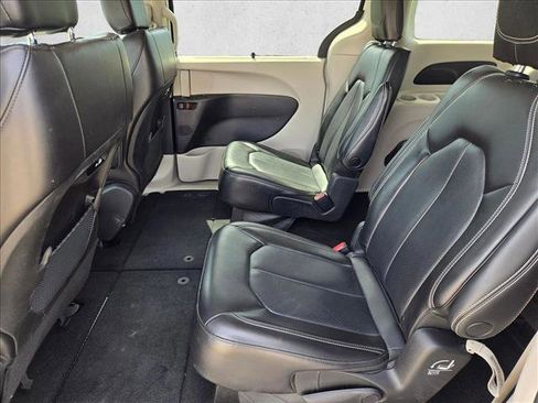 Used 2023 Chrysler Pacifica Touring-L FWD image 17