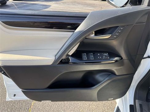 Used 2020 Lexus LX 570 4WD w/ 3rd Row & Luxury Pkg image 15