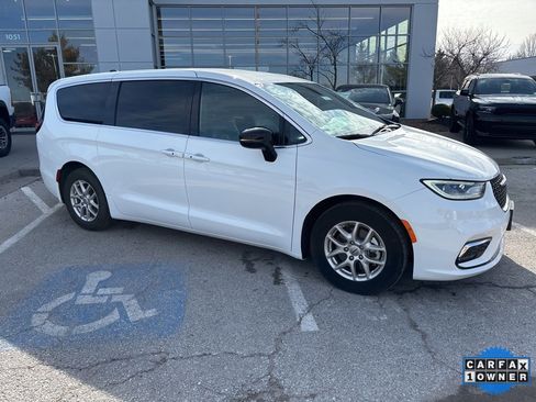 Used 2025 Chrysler Pacifica Select image 41