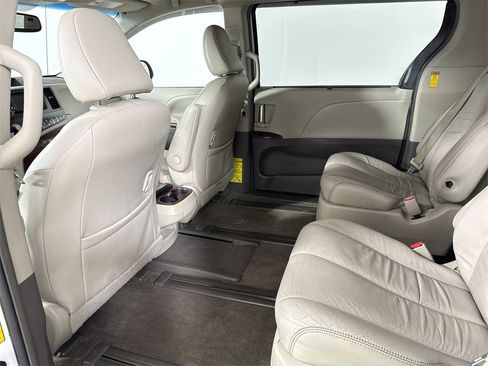 Used 2014 Toyota Sienna XLE image 25