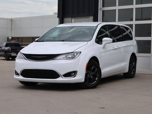 Used 2018 Chrysler Pacifica Touring Plus w/ S Appearance Package FWD image 3