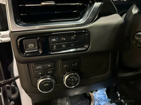 Used 2025 GMC Yukon Denali w/ Sun & Power Step Package image 22