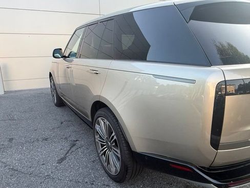 Used 2025 Land Rover Range Rover SE AWD/4WD image 9