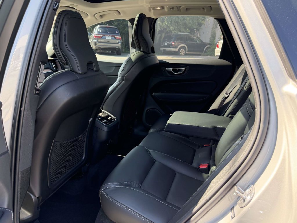 Used 2023 Volvo XC60 B5 Ultimate w/ Climate Package FWD image 15