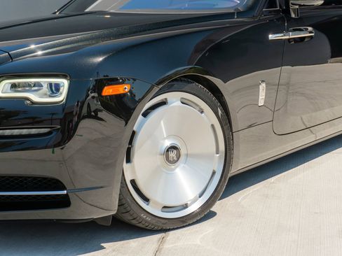 Used 2019 Rolls-Royce Dawn RWD image 28