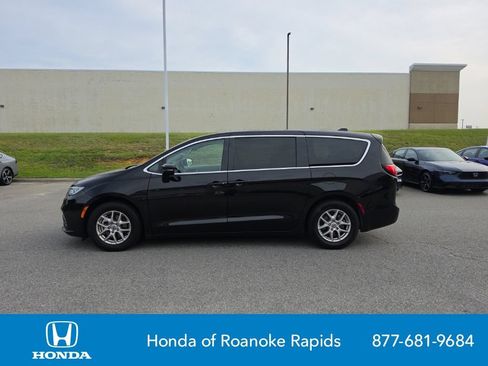 Used 2024 Chrysler Pacifica Touring-L FWD image 2