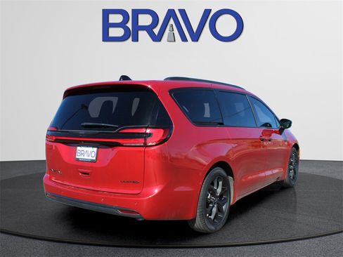 Used 2025 Chrysler Pacifica Limited image 5