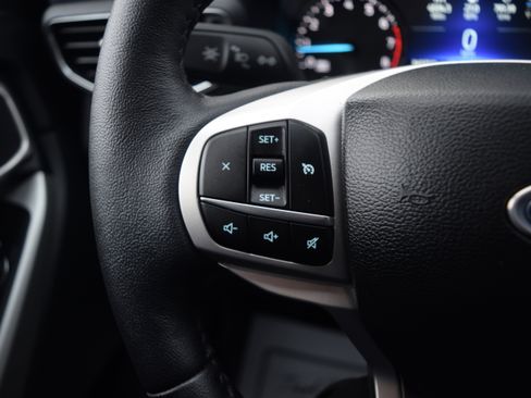 Used 2023 Ford Explorer XLT w/ Equipment Group 202A image 6