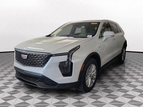 Certified 2024 Cadillac XT4 Luxury image 3