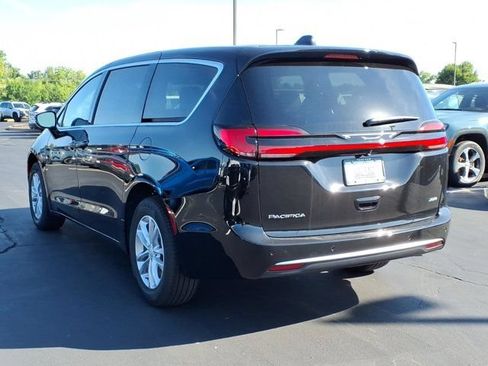 New 2027 Chrysler Pacifica Select AWD/4WD image 4
