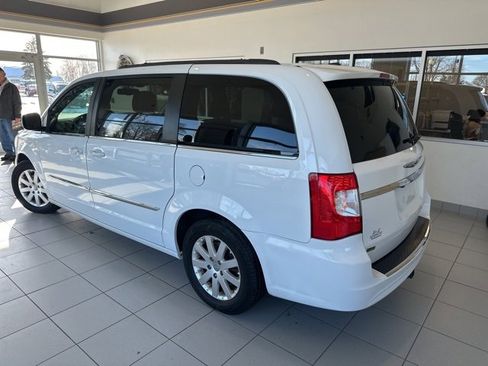 Used 2016 Chrysler Town & Country Touring image 6