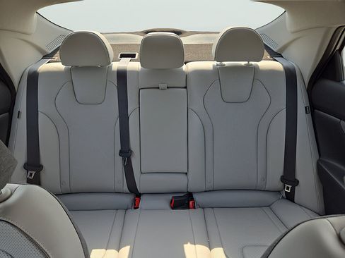 Certified 2025 Hyundai Elantra Limited FWD image 29