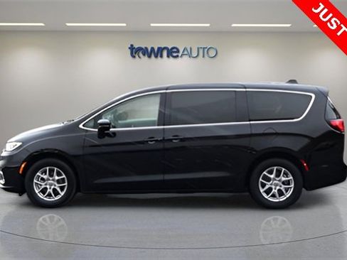 Used 2024 Chrysler Pacifica Touring-L image 2