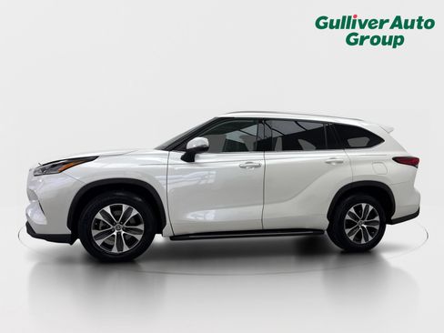 Used 2021 Toyota Highlander XLE FWD image 2
