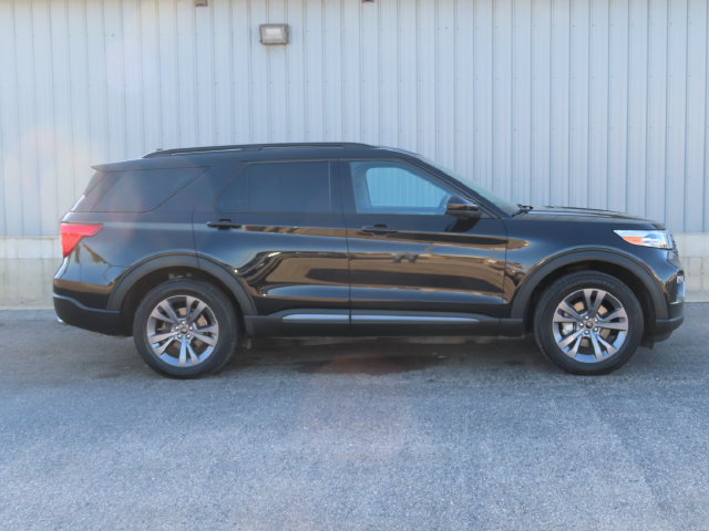 Used 2022 Ford Explorer XLT w/ Equipment Group 202A AWD/4WD image 2