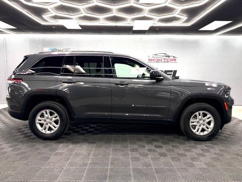Used 2022 Jeep Grand Cherokee Laredo w/ Luxury Tech Group I RWD image 16